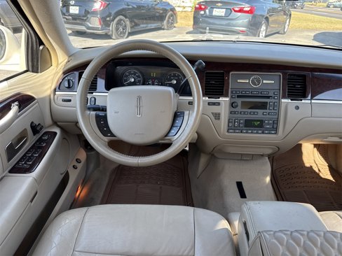 Used 2006 Lincoln Town Car Signature image 13