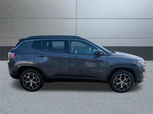 Used 2024 Jeep Compass Limited image 7
