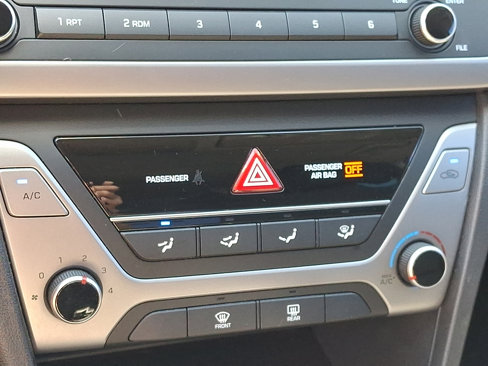 Used 2018 Hyundai Elantra SE image 17
