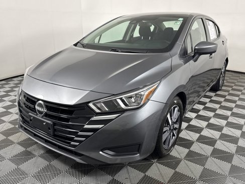 Used 2023 Nissan Versa SV image 3
