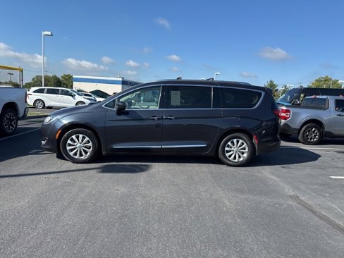 Used 2019 Chrysler Pacifica Touring-L image 2