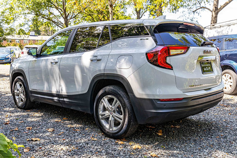 Used 2022 GMC Terrain SLE image 4