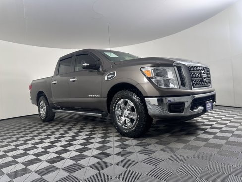 Used 2017 Nissan Titan SV image 1