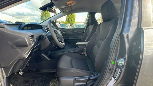 Used 2020 Toyota Prius LE image 32