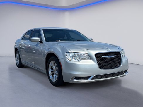 Used 2020 Chrysler 300 Touring image 8