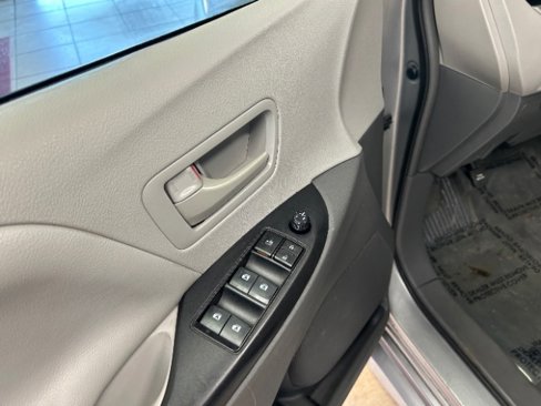Used 2019 Toyota Sienna L image 7