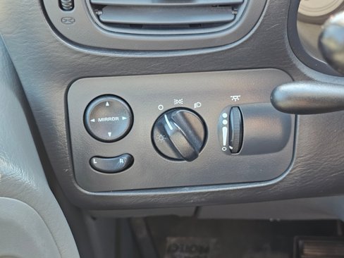 Used 2005 Chrysler Town & Country LX image 25