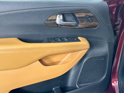 Used 2023 Chrysler Pacifica Pinnacle image 10