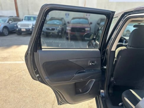 Used 2017 Mitsubishi Outlander ES image 23