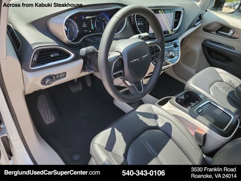 Used 2024 Chrysler Pacifica Touring-L image 6