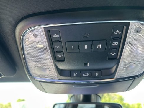 Used 2019 Jeep Grand Cherokee Limited w/ Luxury Group II image 34