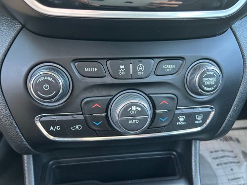 Used 2021 Jeep Cherokee Limited image 27