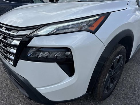 Used 2024 Nissan Rogue SV image 2