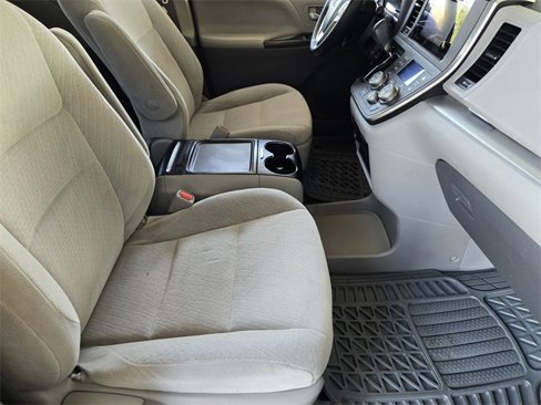 Used 2015 Toyota Sienna LE image 14