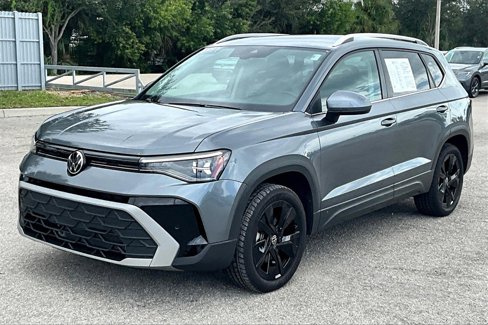Certified 2025 Volkswagen Taos SE w/ Black Wheel Package image 9