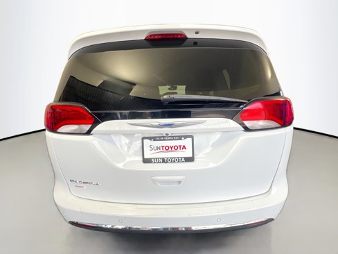 Used 2018 Chrysler Pacifica Touring-L w/ Advanced Safetytec Group image 5