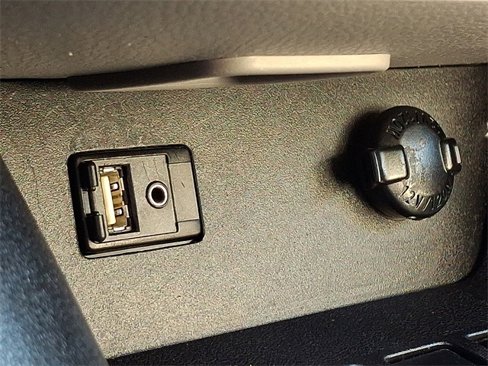 Used 2016 Toyota Highlander Limited image 26