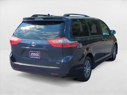 Used 2018 Toyota Sienna XLE image 5