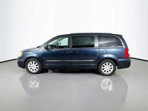 Used 2013 Chrysler Town & Country Touring image 8