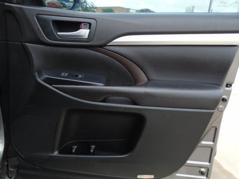 Used 2016 Toyota Highlander XLE image 33