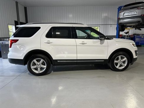Used 2016 Ford Explorer XLT w/ Equipment Group 202A image 8