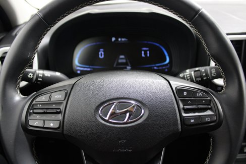 Used 2023 Hyundai Venue Limited image 7
