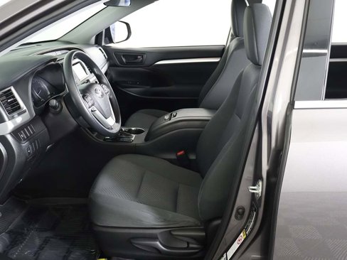 Used 2019 Toyota Highlander LE image 28