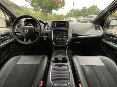 Used 2019 Dodge Grand Caravan SXT w/ Blacktop Package image 12