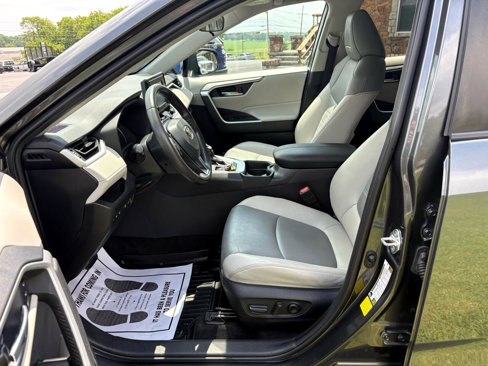 Used 2020 Toyota RAV4 XLE Premium image 8