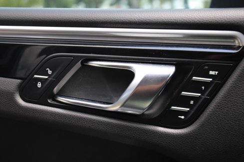 Certified 2018 Porsche Macan image 14