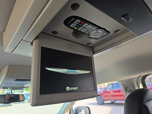 Used 2016 Chrysler Town & Country Touring w/ Driver Convenience Group image 24