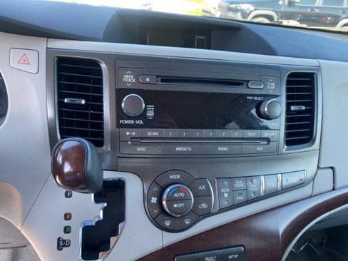 Used 2011 Toyota Sienna XLE image 14