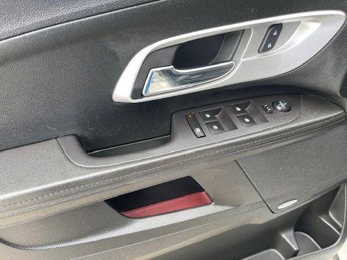 Used 2017 Chevrolet Equinox Premier image 9
