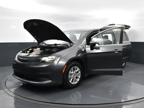 Used 2022 Chrysler Voyager LX image 35