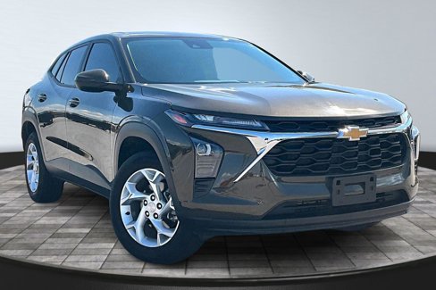 Used 2024 Chevrolet Trax LS w/ LS Convenience Package image 3
