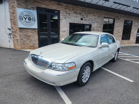 Used 2006 Lincoln Town Car Signature image 1