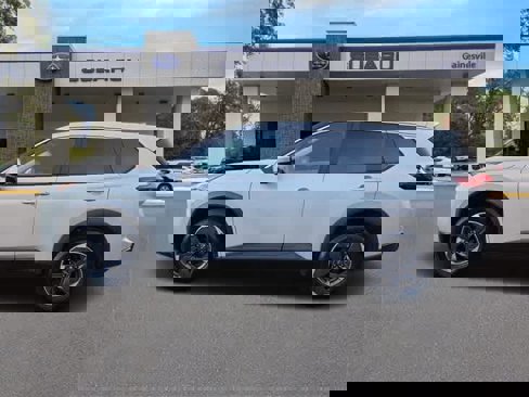 Used 2024 Nissan Rogue SV image 2