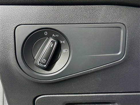 Certified 2022 Volkswagen Tiguan SE R-Line image 10