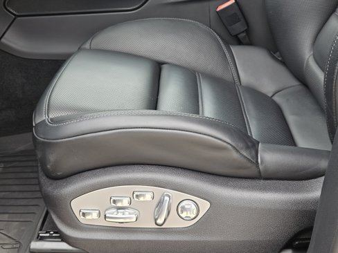 Certified 2025 Porsche Macan image 33