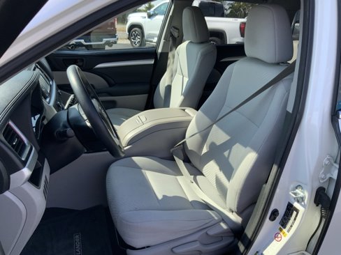 Used 2014 Toyota Highlander LE image 25