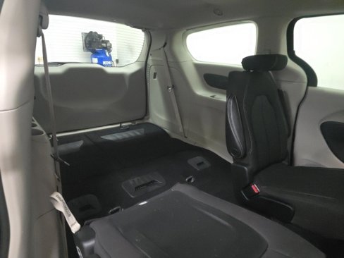 Used 2022 Chrysler Voyager LX image 8
