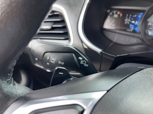 Used 2019 Ford Edge Titanium image 28