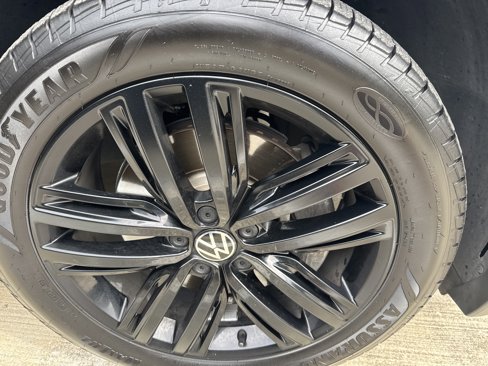 Used 2022 Volkswagen Tiguan SE R-Line image 2