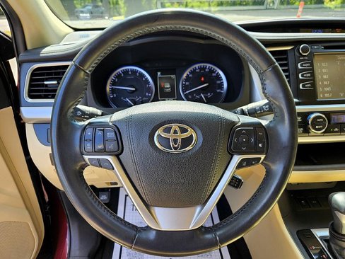 Used 2019 Toyota Highlander XLE image 26