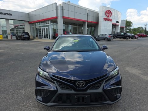 Used 2022 Toyota Camry SE image 2