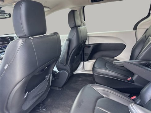 Used 2022 Chrysler Pacifica Touring-L image 20
