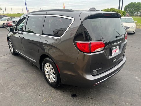 Used 2017 Chrysler Pacifica Touring-L image 7