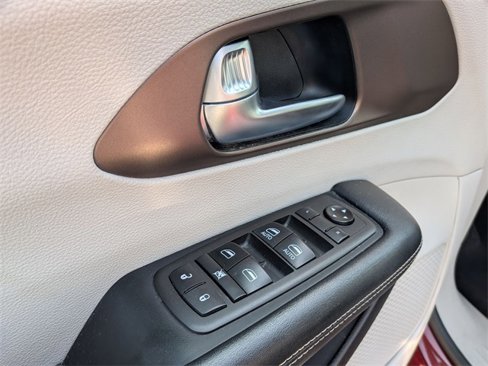 Certified 2021 Chrysler Voyager Lxi image 15