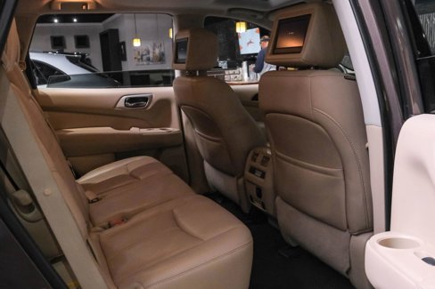Used 2016 Nissan Pathfinder Platinum w/ Family Entertainment Package image 32