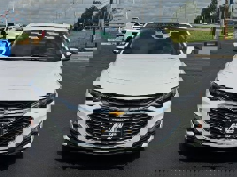 Used 2023 Chevrolet Malibu LT image 2